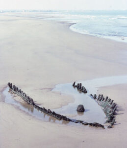 Wreck_of_schooner_Doris-north_gare-1983